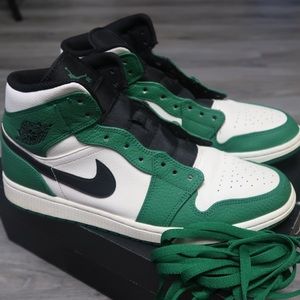NIKE AIR JORDAN 1s MID PINE GREEN (green laces)